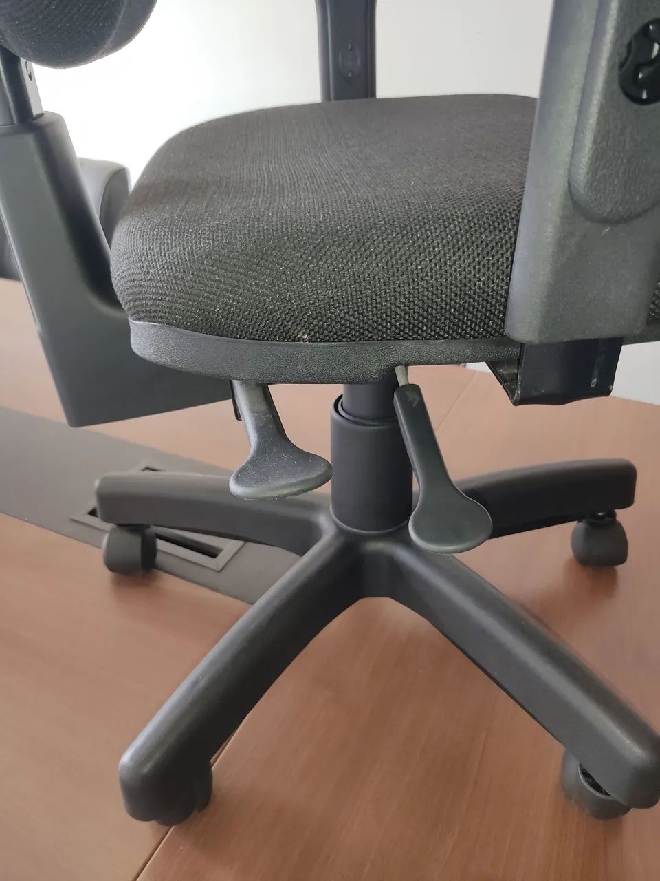 Cadeira ergonômica lisa com braços  - Foto 3