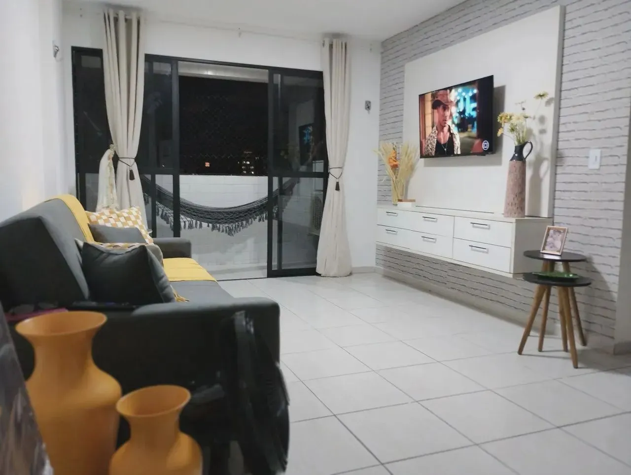 OPORTUNIDADE - QUARTO E SALA MOBILIADO COM VARANDA - PONTA VERDE