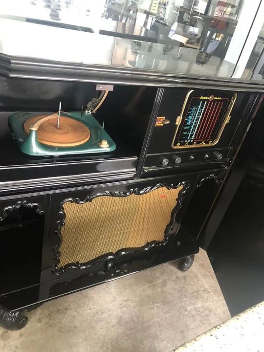 Móvel em madeira com vitrola e rádio