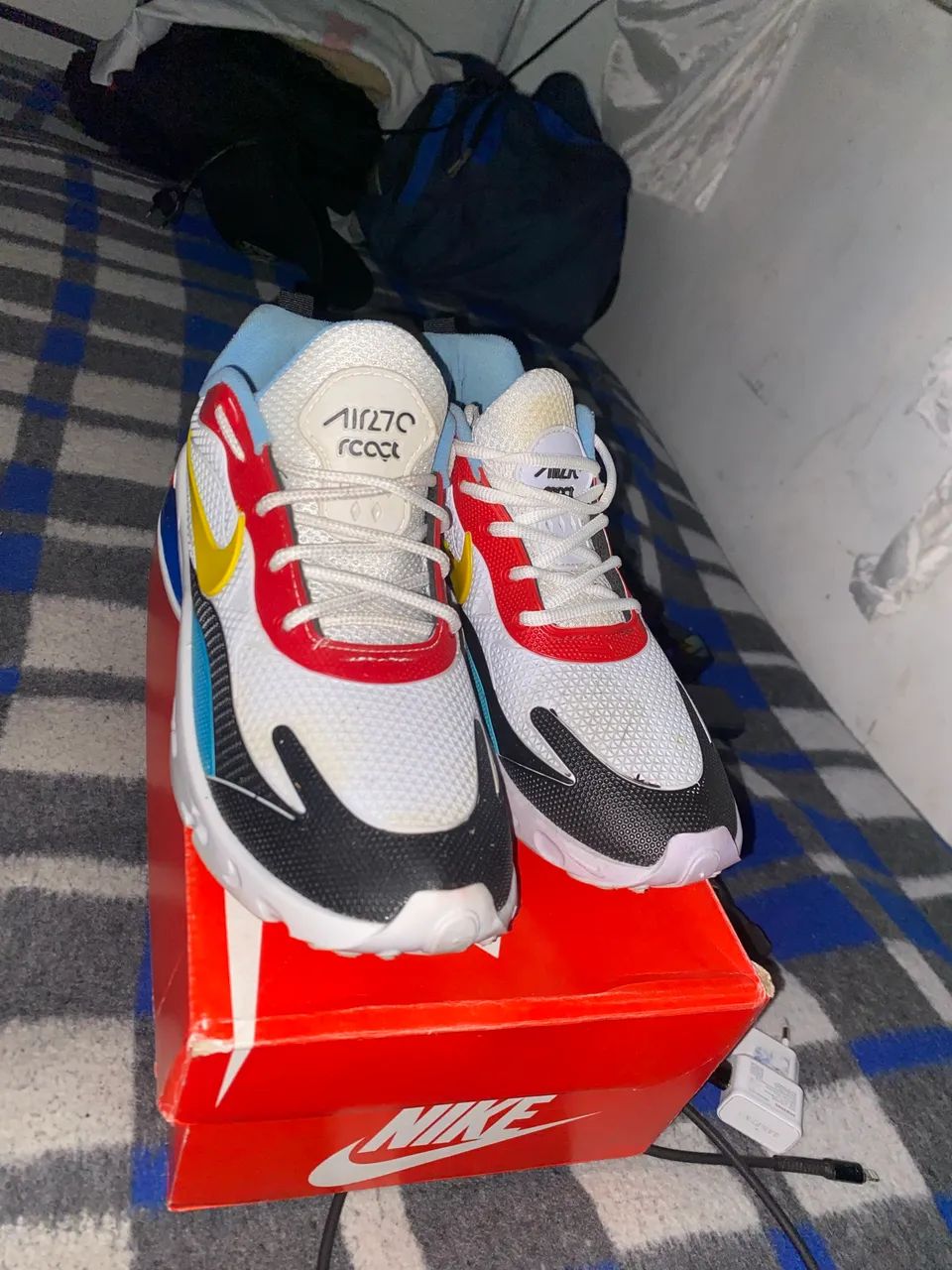 O modelo em destaque na imagem é o Nike Air Max 270 React. Pra vender logo 