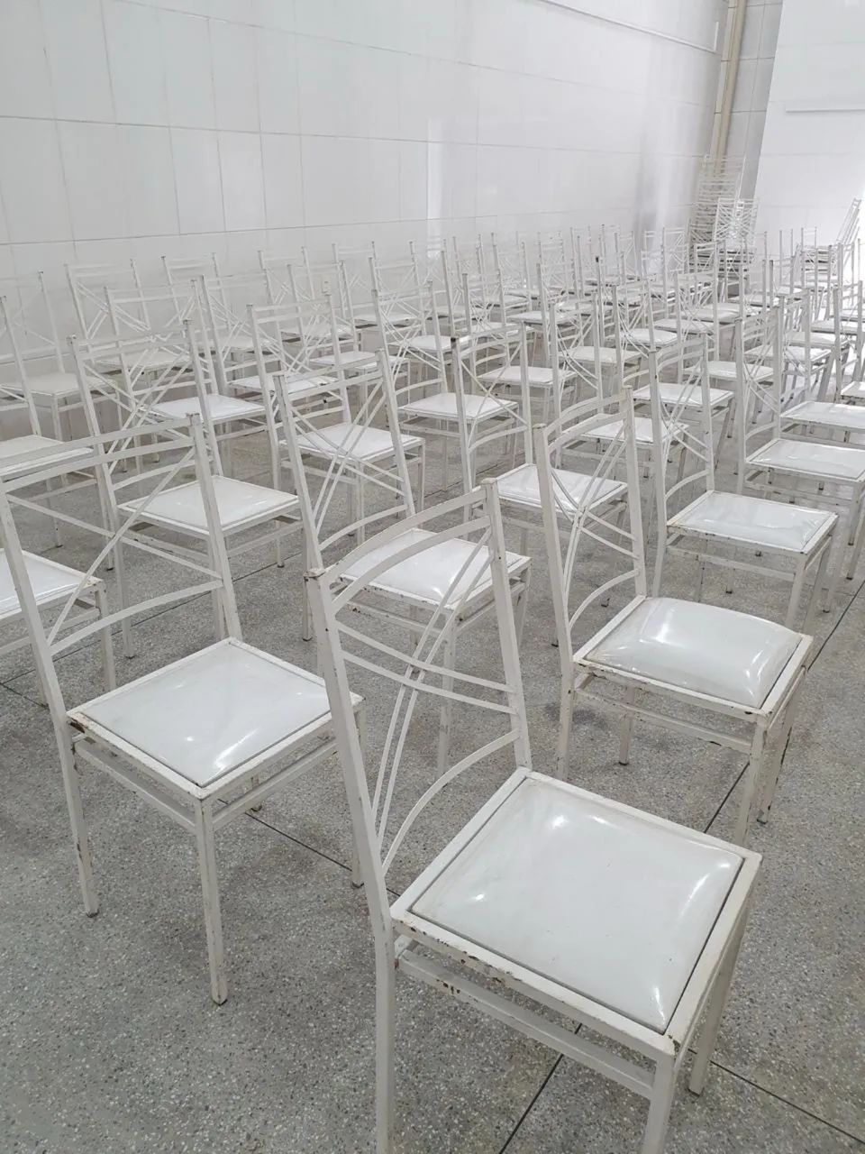 Cadeiras para festas 100 unidades 