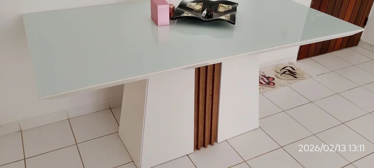 Mesa branca de vidro