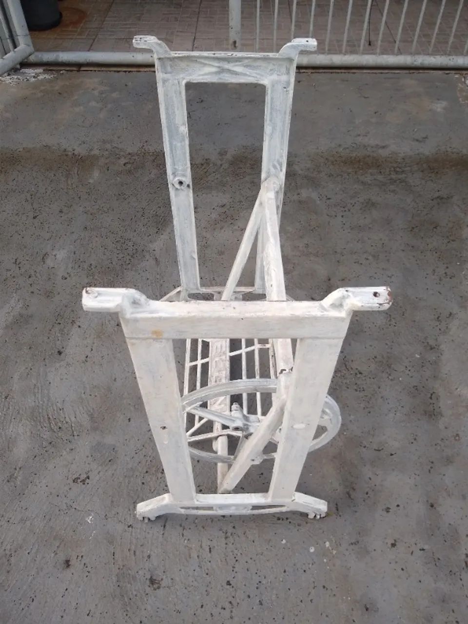 Pé de máquina de costura antigo. - Foto 4