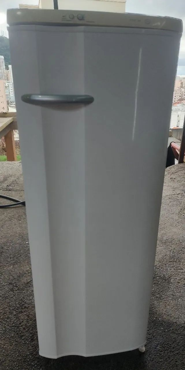 GELADEIRA ELECTROLUX SEMI NOVA COM DEGELO AUTOMÁTICO.