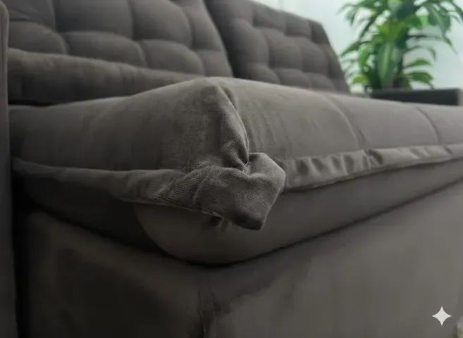 Sofá Londres 2,52m Marrom Veludo - Cor Resistente + Kit Almofadas - Foto 2