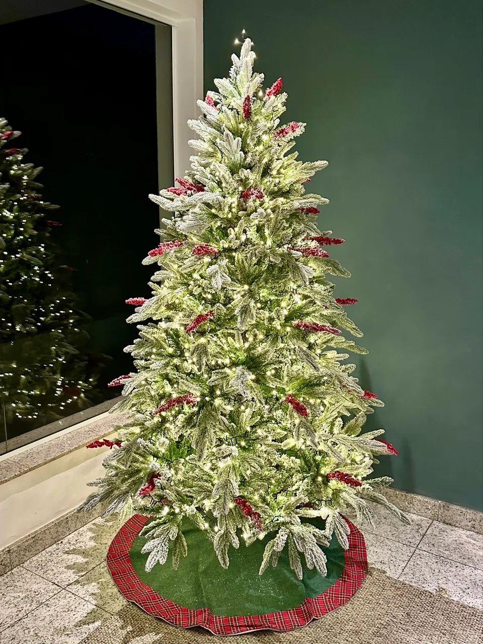 Árvore Natal nevada com frutas vermelhas 2.10m - Foto 3