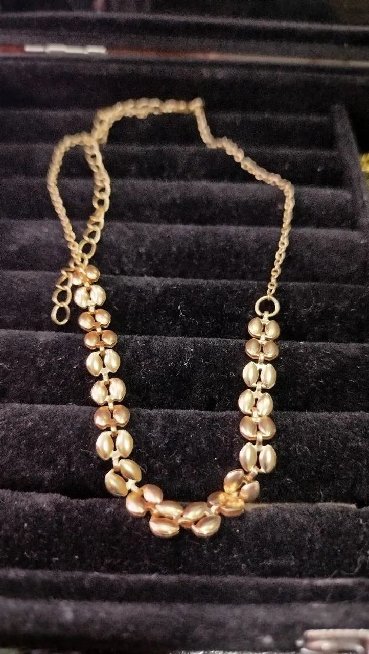 Colar chocker novo dourado hipoalergênico da marca Morana com ajuste