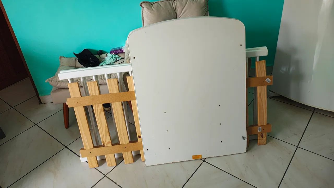 Vende-se um berço com mosquiteiro e estrado (obs: sem colchão)