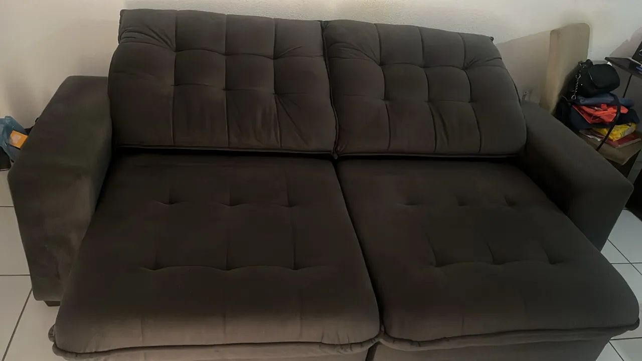 Sofá retrátil e com encosto reclinável, além de espaçoso.65581374531203120
