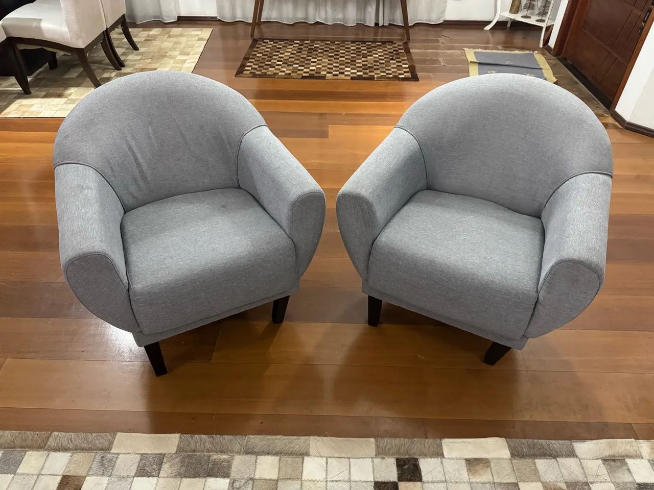 Par de Poltronas Cinza - Modernas e Confortáveis