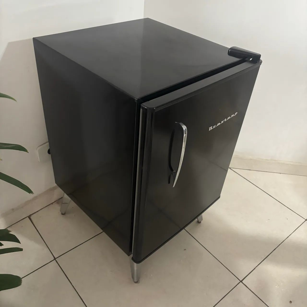 FRIGOBAR RETRÔ PRETO BRASTEMP - Foto 2