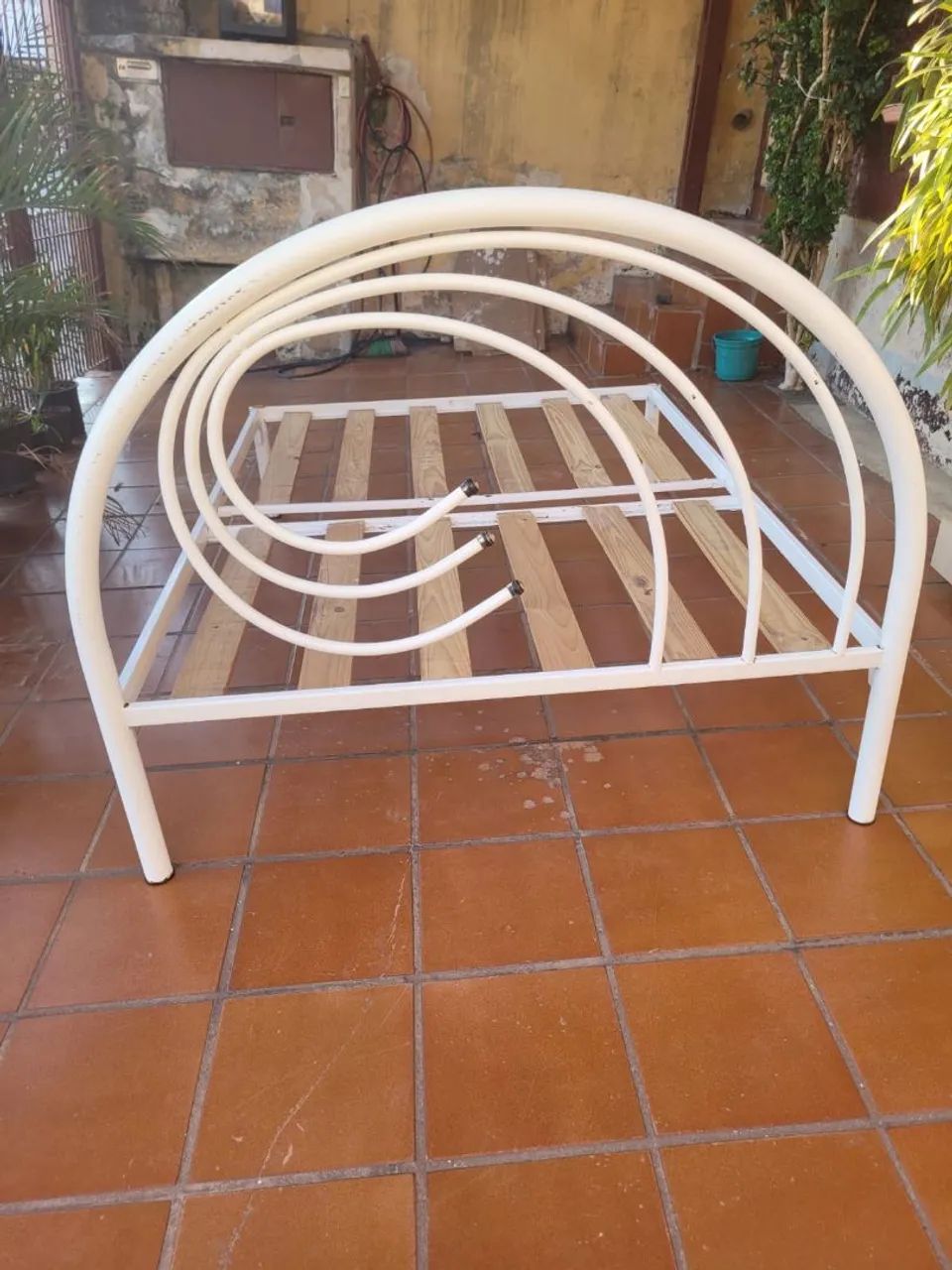 Cama de casal em ferro + colchão grátis  - Foto 2