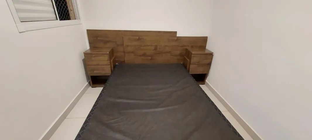 Cabeceira de casal com tamanho ajustável 