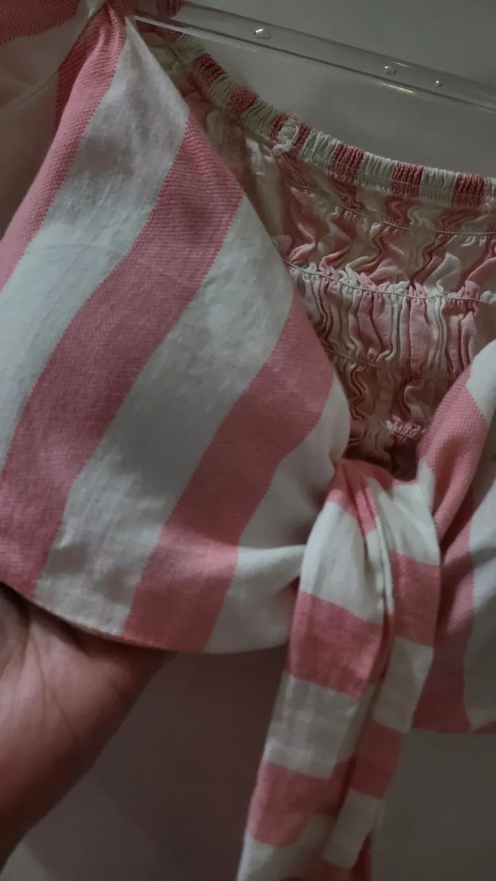 top cropped ombro a ombro listrado rosa e branco