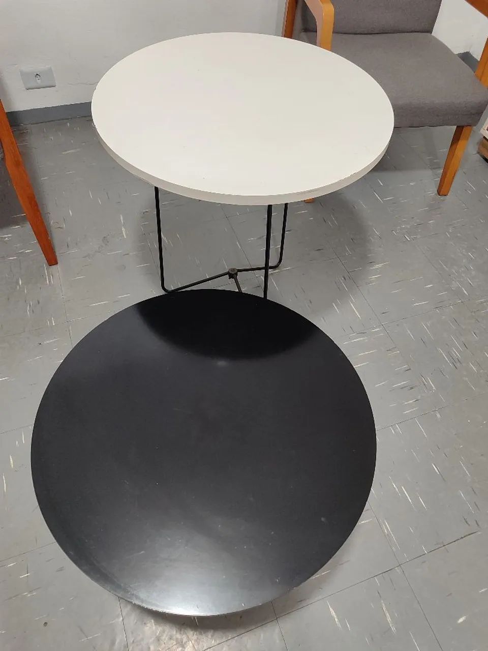 MESA DE CENTRO OU LATERAL PRETA E BRANCA REDONDA