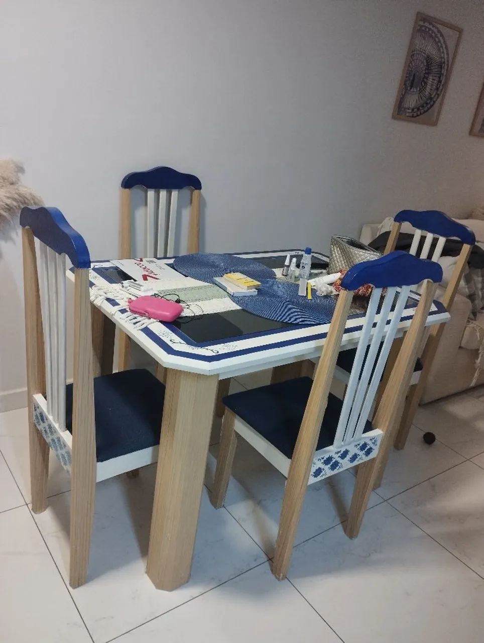 Mesa de jantar estilo colonial com quatro cadeiras 