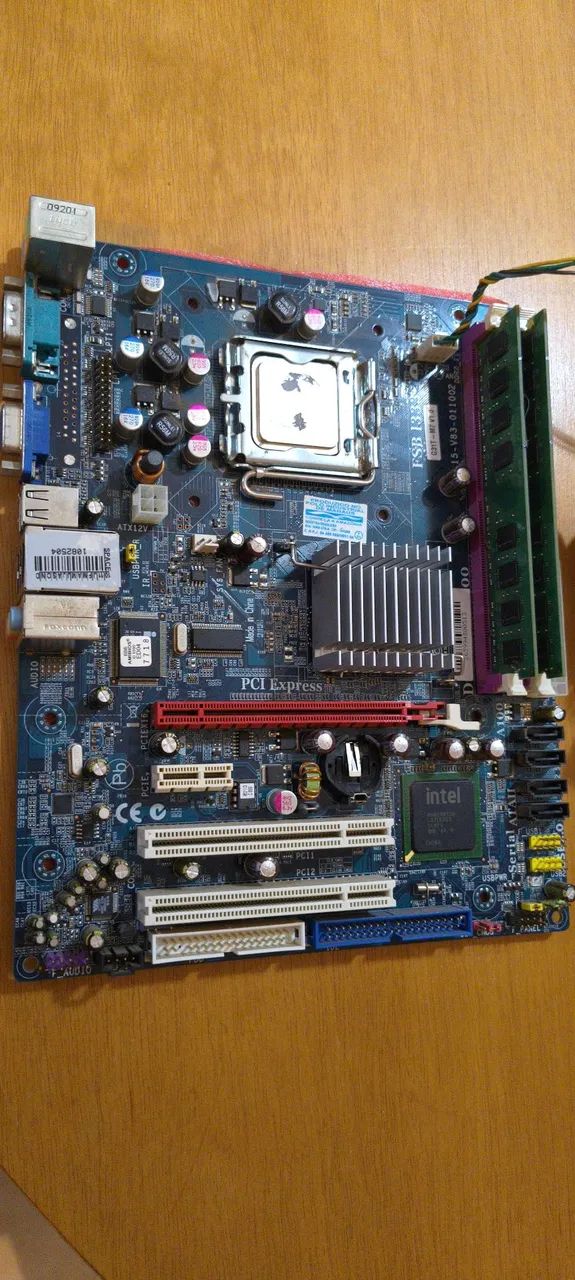 Placa mãe com processador Core2Quad Q8400 e 4G RAMB