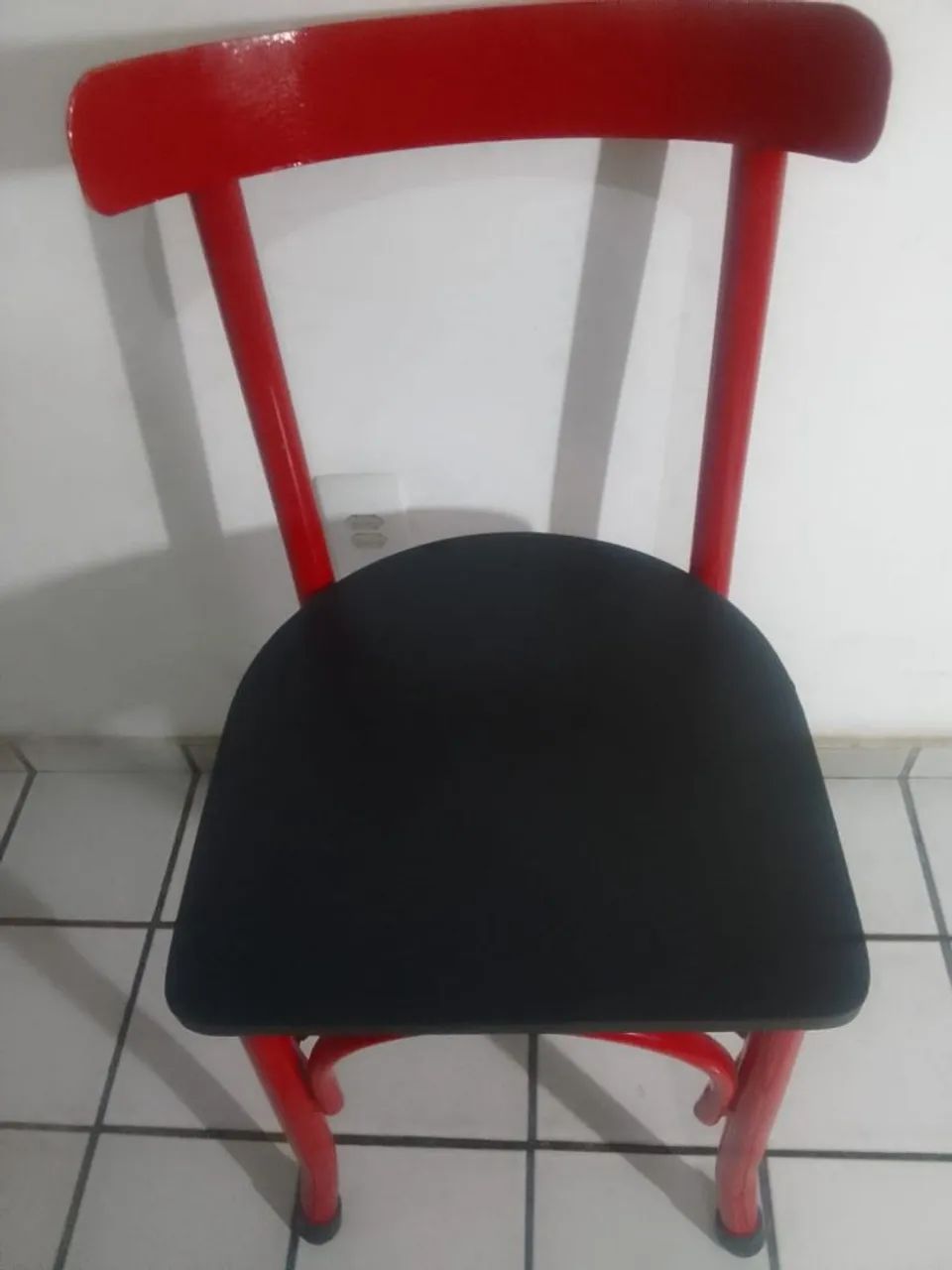 Cadeiras semi novas com Estrutura de Metal e Assento de Madeira - Foto 2