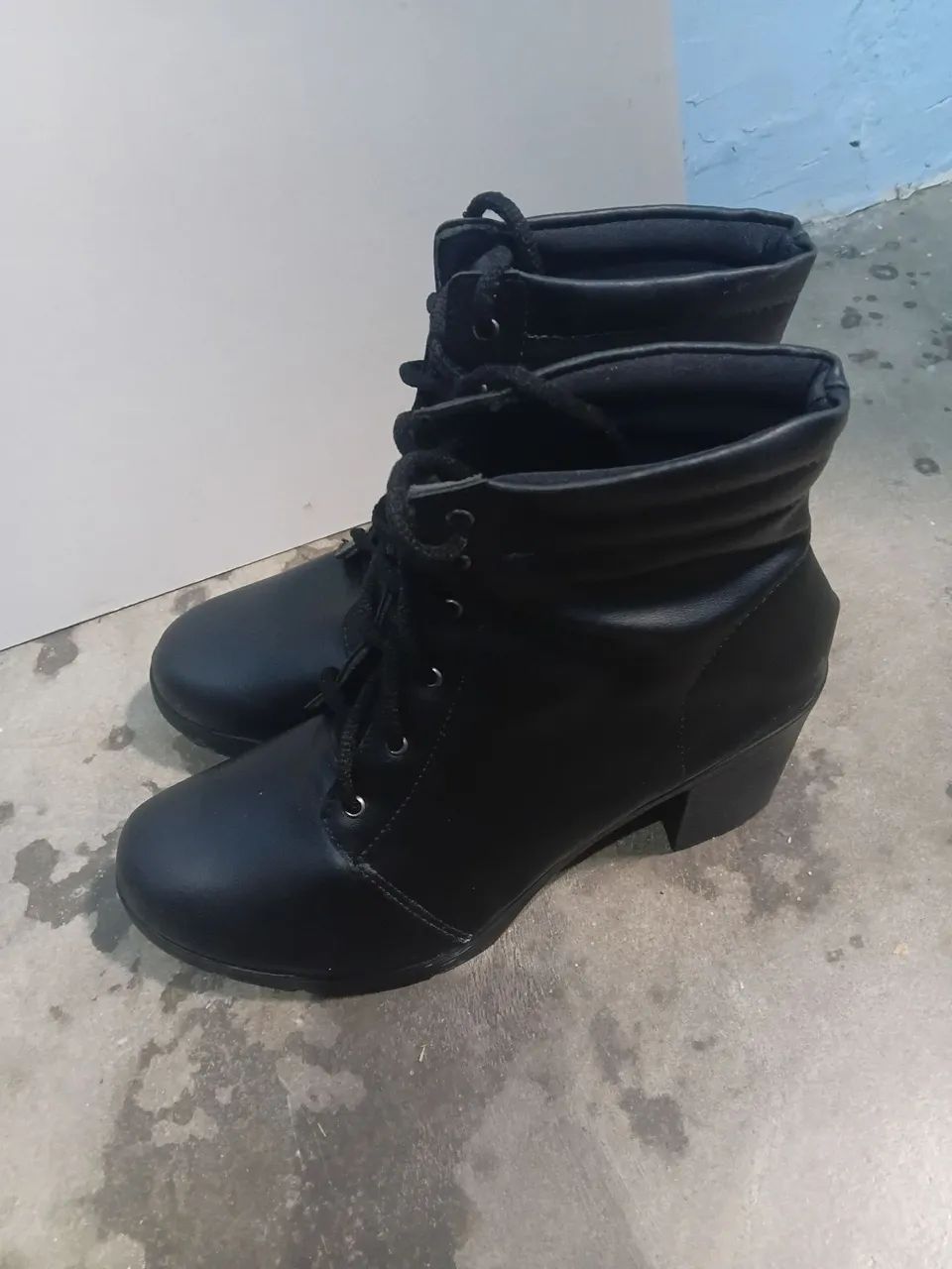 Vendo uma bota coturno feminina-39 BR