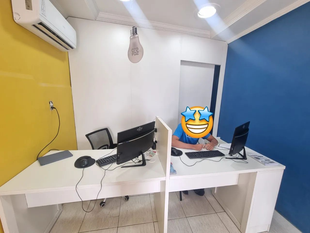 Mesa de atendimento com balcão e divisória branco 