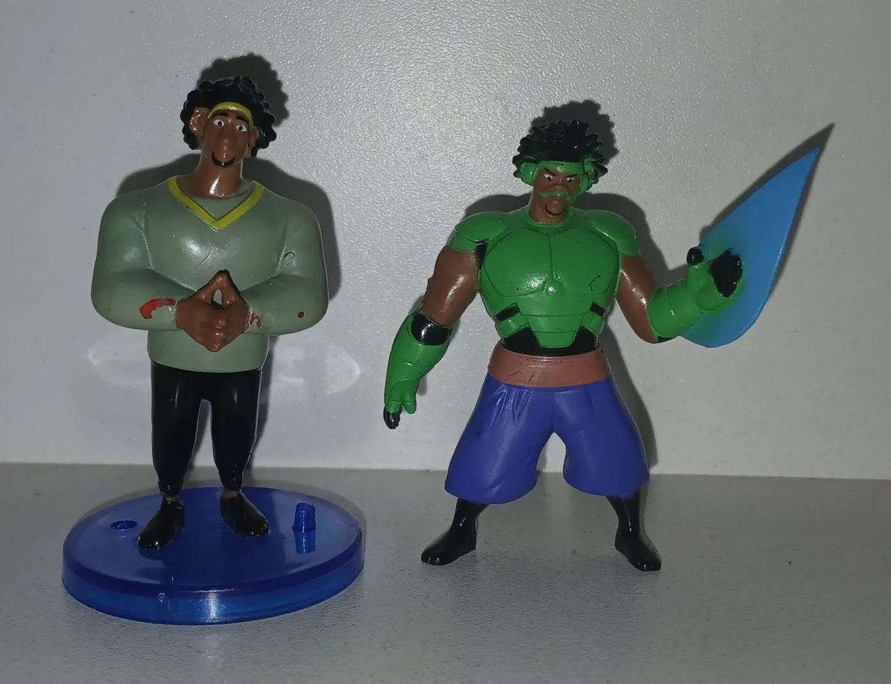 LOTE 2 BONECOS ACTION FIGURES MINIATURAS OPERAÇÃO BIG HERO 6 WASABI