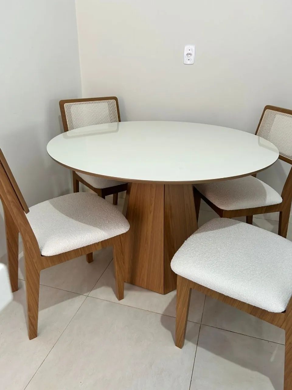 Mesa de jantar redonda nova