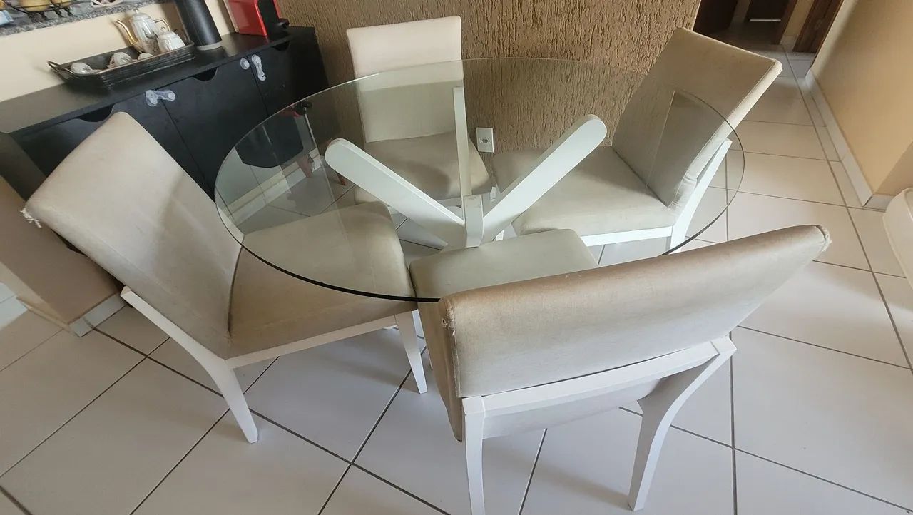 Sala de Jantar com mesa e 4 cadeiras.