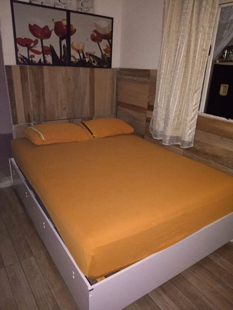 Vendo um box  de casal sem colchão 