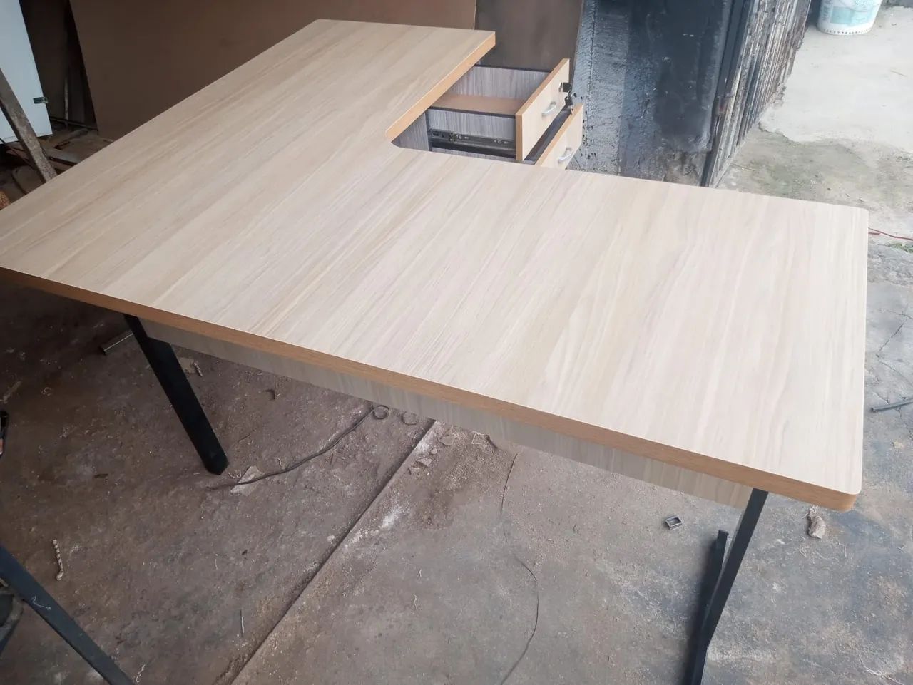 Mesa L perna de ferro com duas gavetas  - Foto 4
