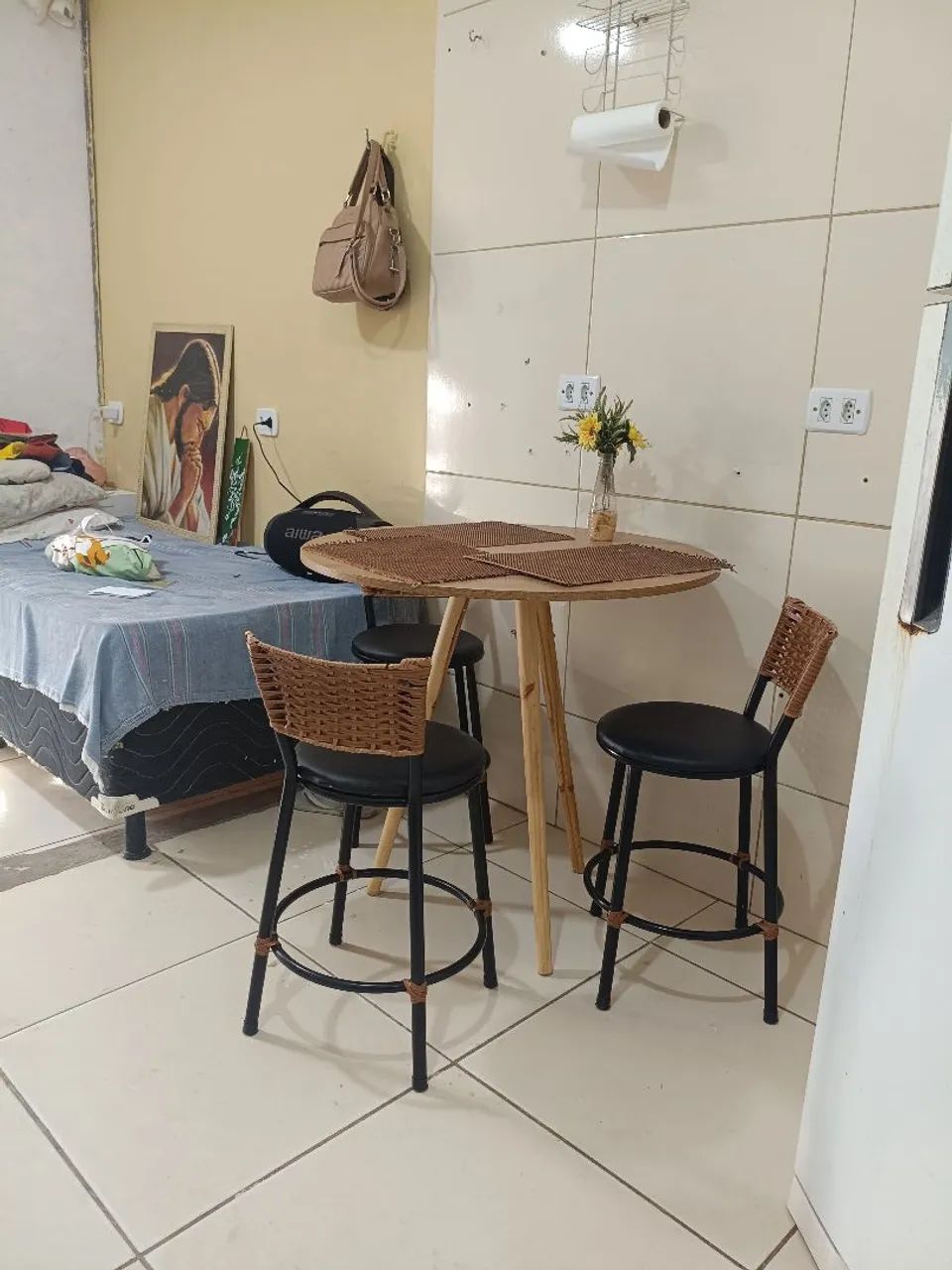 Mesa com pés palitos acompanha 3 banquetas  - Foto 2