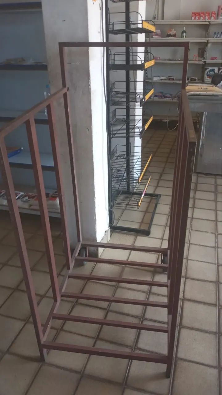 Vendo prateleira, balcão e vários matérias para mercadinho!  Valor a combinar - Foto 2