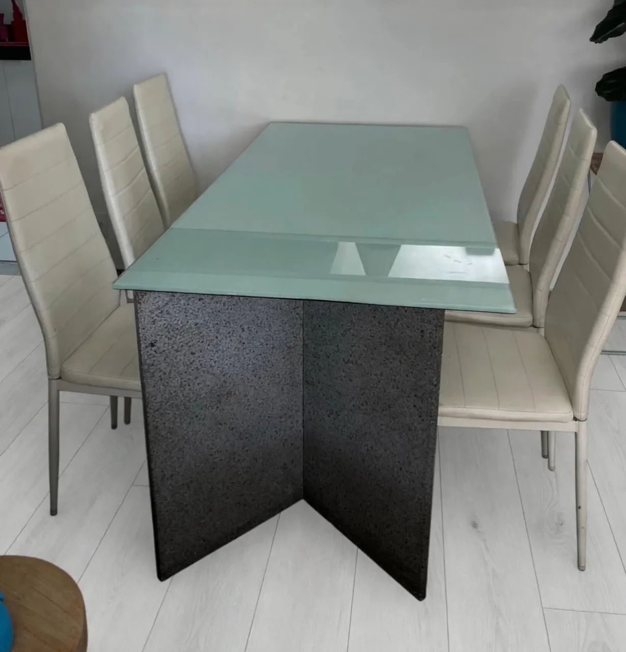 Mesa com tampo de vidro e bases de granito + 6 cadeiras  - Foto 3
