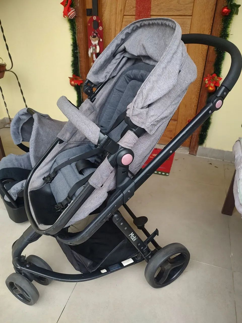 Carrinho de bebê com bebê conforto  - Foto 3