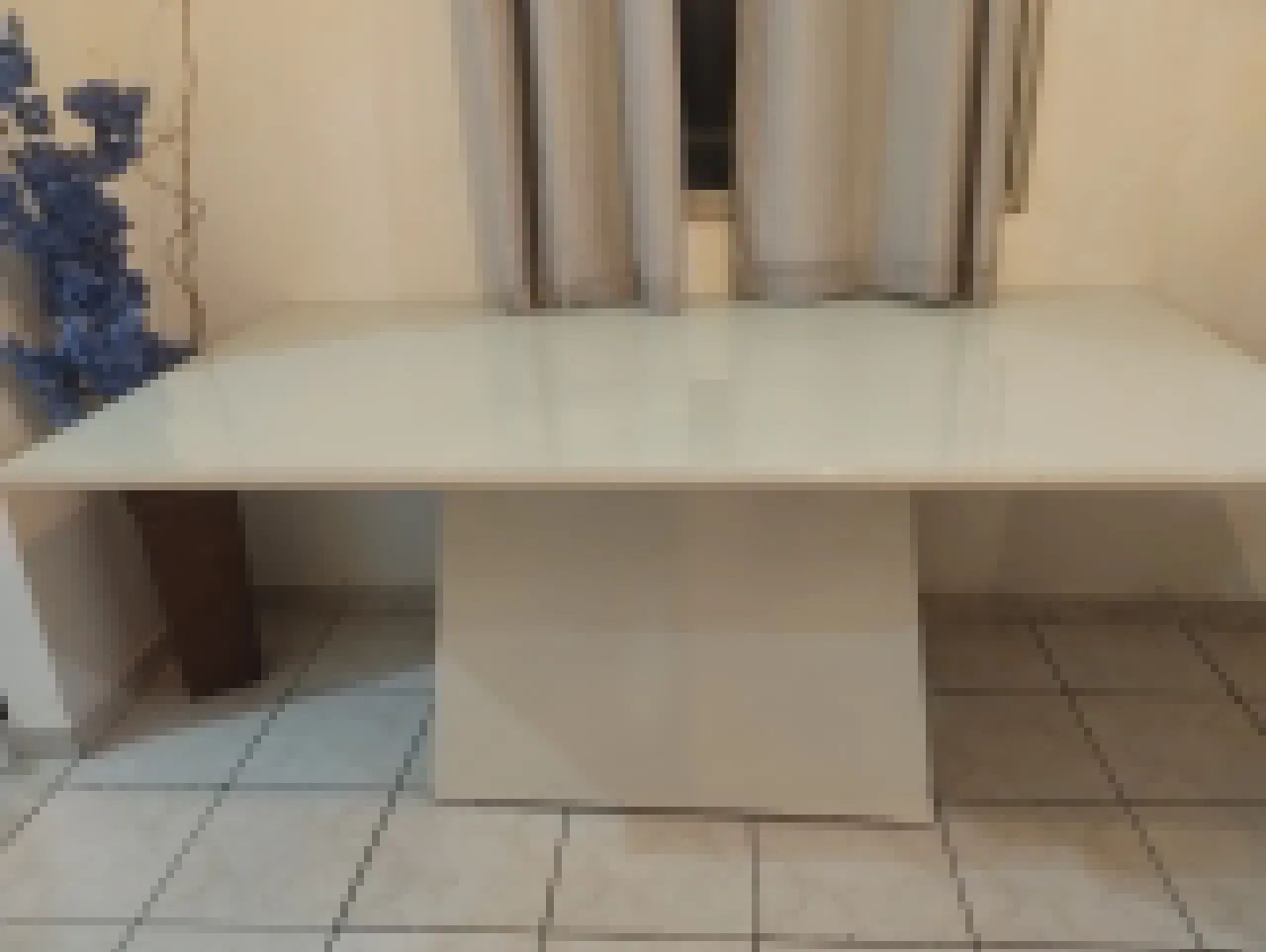 mesa sem cadeiras 