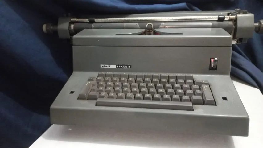 Maquina de escrever Olivetti eletrica