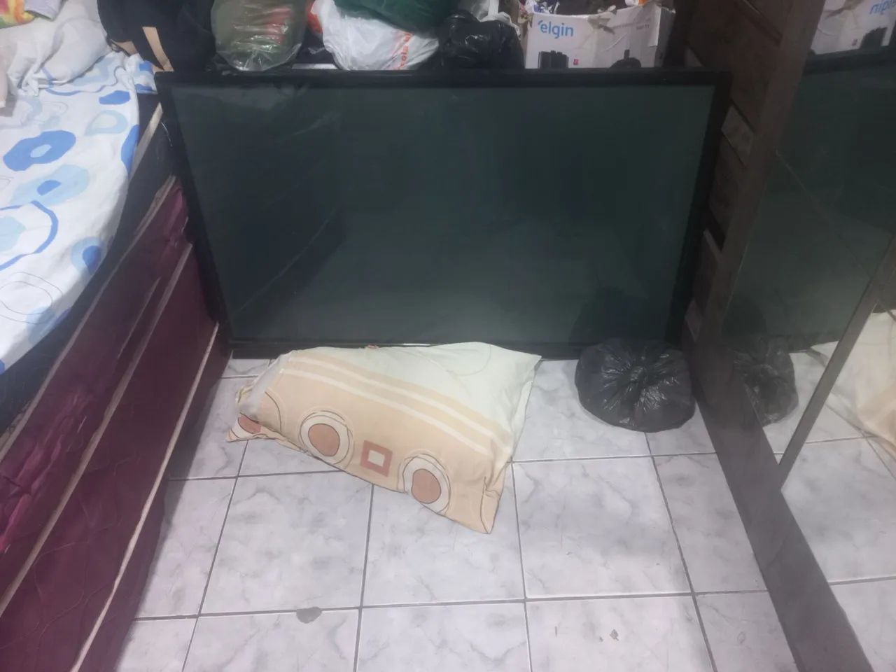 Tv quebrada só para retirar as peças 