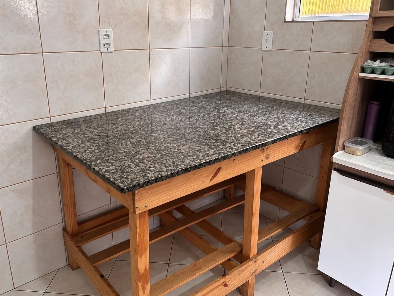 Mesa de Madeira com Tampo de Granito - 1,40 m