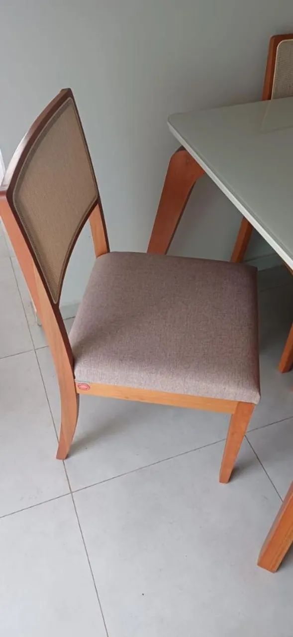Mesa e cadeiras