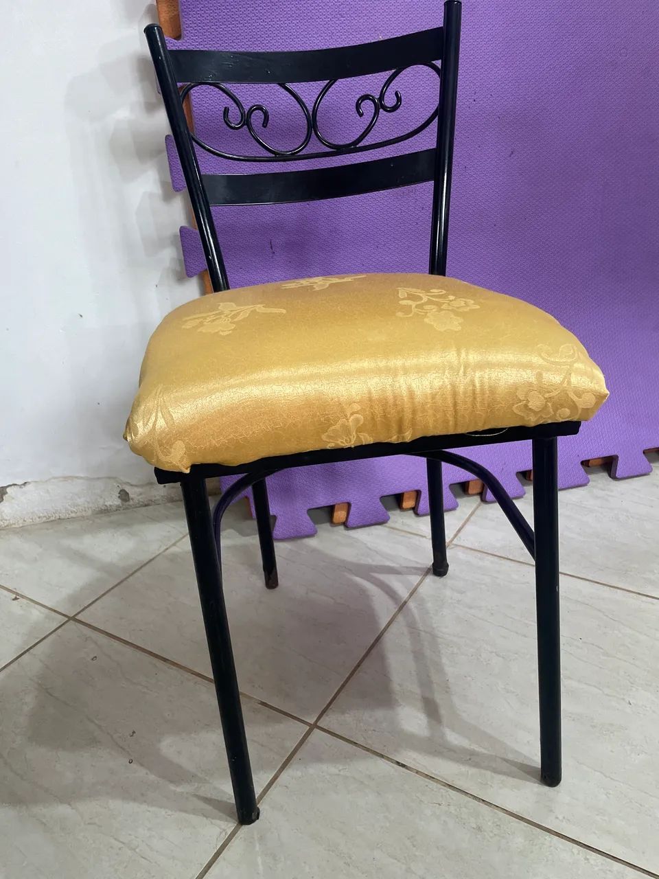 Cadeira de ferro acolchoada 