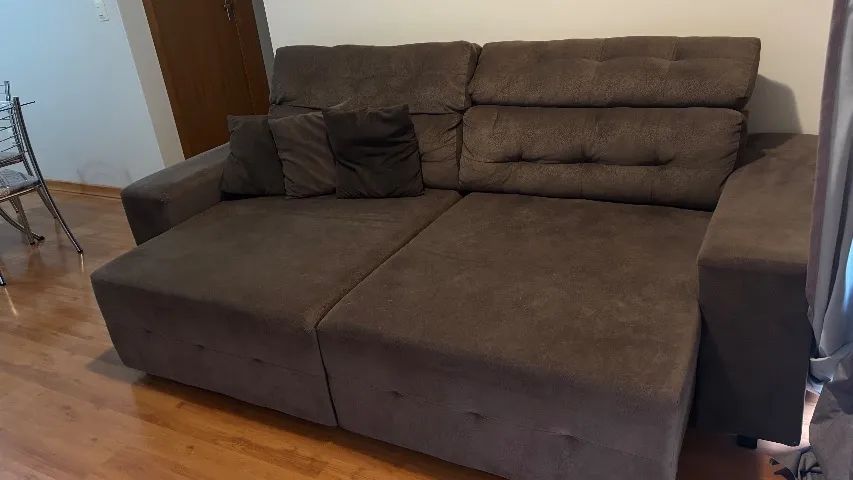 Mesa, sofá e painel 