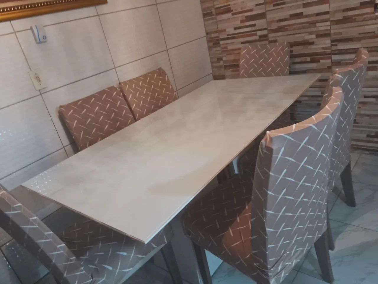 Mesa de 6 cadeiras com tampa de vidro. 