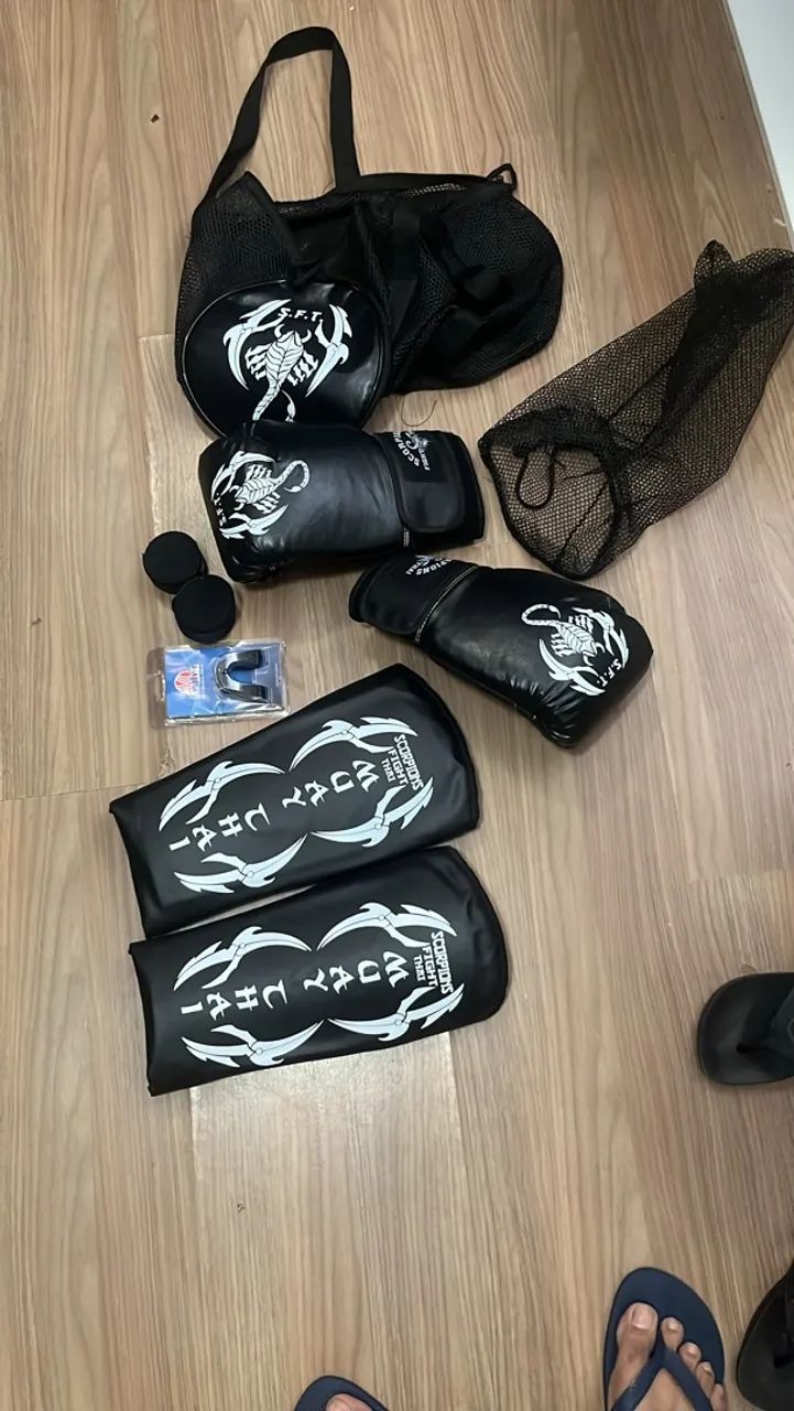 Luvas e caneleiras muay Thai 