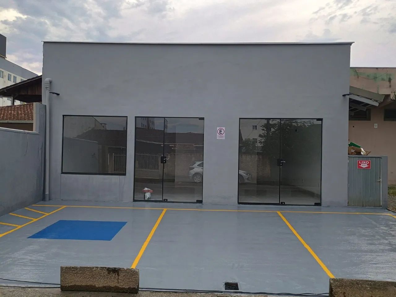 Alugo sala pequena para comércio em geral no Costa e Silva