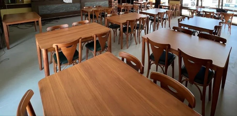 Conjunto mesas e cadeiras 