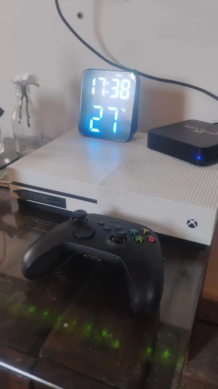 X Box one S e Controle semi novo.