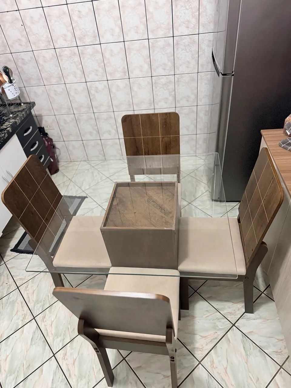 Mesa de vidro com 4 cadeiras em ótimo estado  - Foto 3