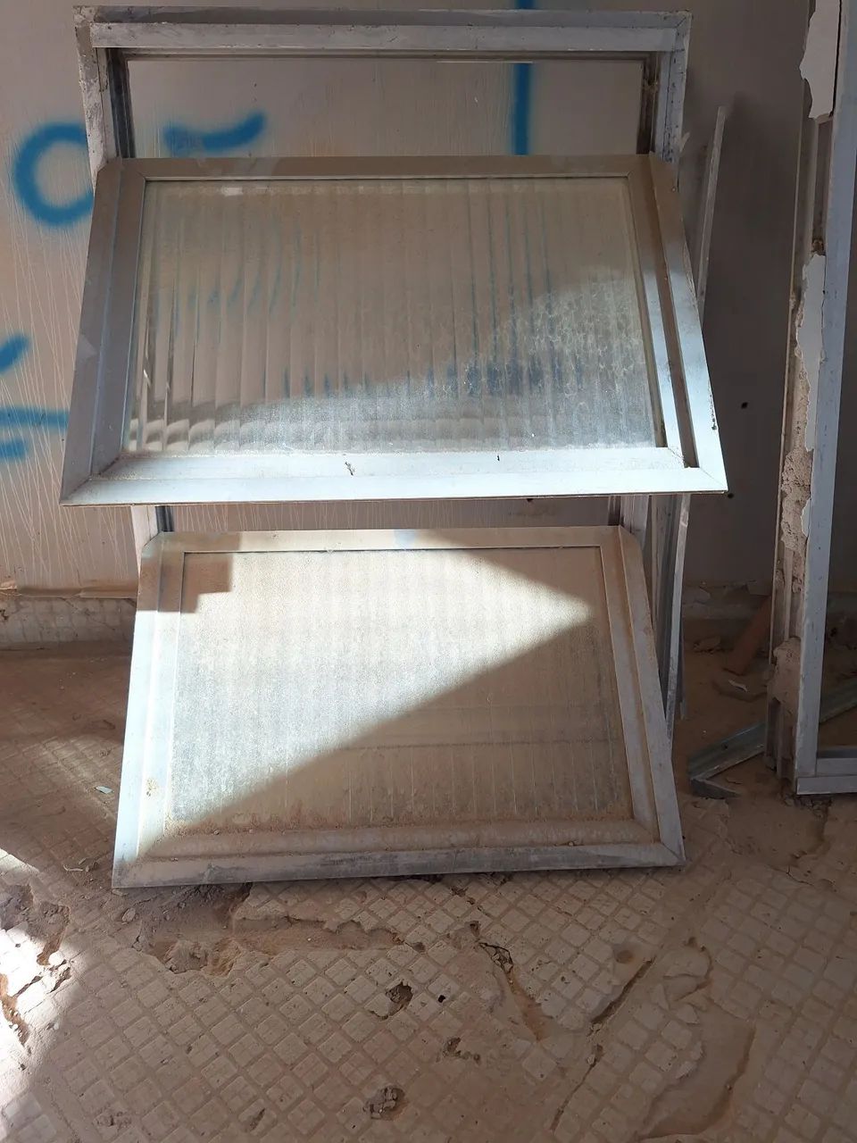 Janela basculante de alumínio 58cm x 78cm