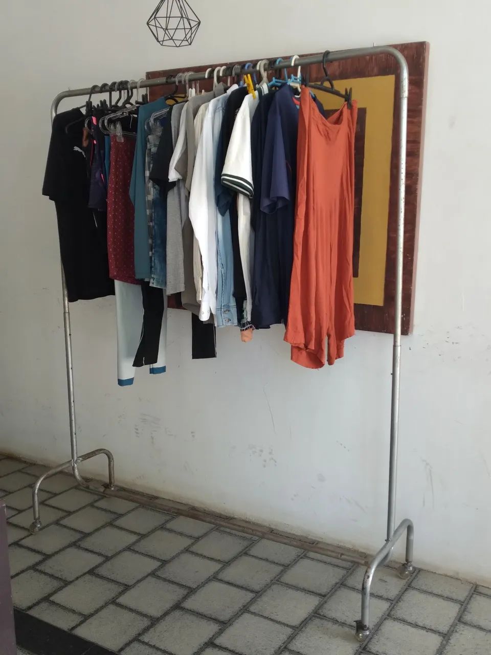 Arara de roupas.