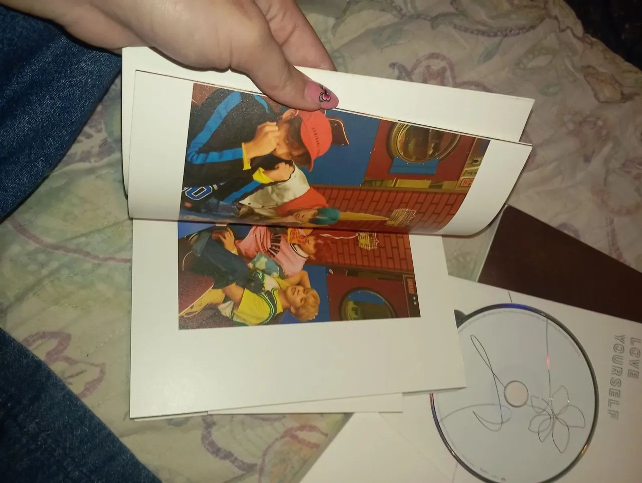 Vendo álbum do BTS antigo  - Foto 5