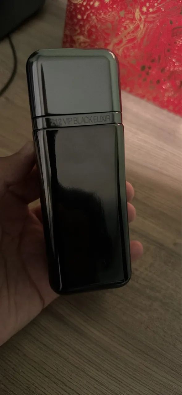 Perfume Carolina Herrera 212 Vip Black Elixir 100ml - Foto 4